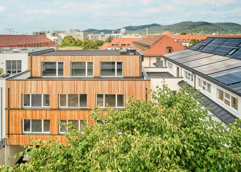 Neubau trifft Bestand: Der Anbau in Holzhybridbauweise.