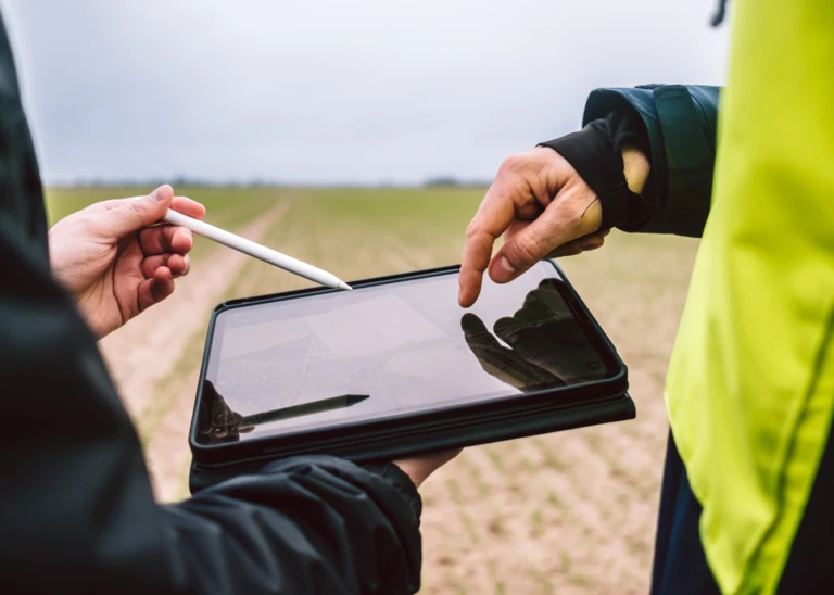 Bevor hier PV-Module aufgebaut werden können, muss viel geplant werden. Fabian und Flächenbesitzer Louis besprechen die Details. 