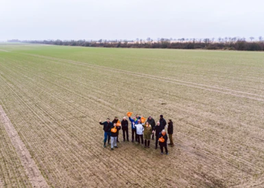 Die meisten Die meisten Menschen sehen hier nur eine leere Fläche. Fabian und seine Mitstreiter:innen sehen hier viel Potential für die Energiewende in Bürgerhand. sehen hier nur eine leere Fläche. Fabian und die BürgerProjektGemeinschaft sehen hier viel Potential für die Energiewende in Bürgerhand. 