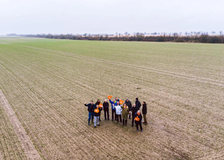 Die meisten Die meisten Menschen sehen hier nur eine leere Fläche. Fabian und seine Mitstreiter:innen sehen hier viel Potential für die Energiewende in Bürgerhand. sehen hier nur eine leere Fläche. Fabian und die BürgerProjektGemeinschaft sehen hier viel Potential für die Energiewende in Bürgerhand. 